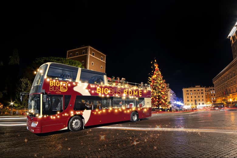 Bus de Noël dans les rues de Rome