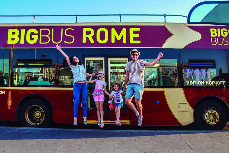 Une famille à côté d'un bus touristique à Rome