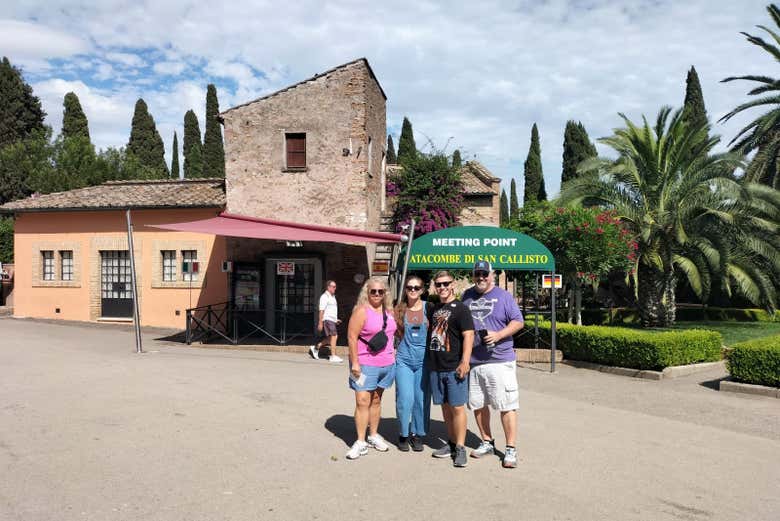 Photo de groupe à l'entrée des Catacombes