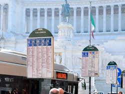 Bus à Rome, arrêt de bus sur la place de Venise