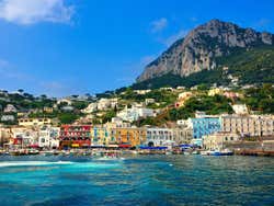 Vue sur Capri depuis la mer par une journée ensoleillée