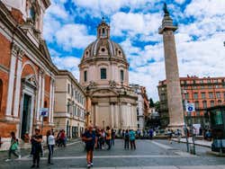 Touritstes se promenant près de la Colonne de Trajan