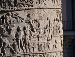 Vue détaillée de la Colonne de Trajan à Rome